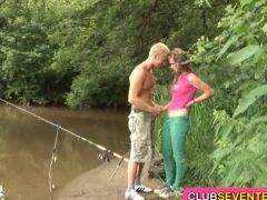 Rybár vyšuká mladú slečnu pri českom rybníku porno video