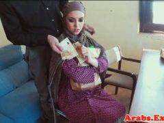Obrázok Moslimská žena súloží za peniaze