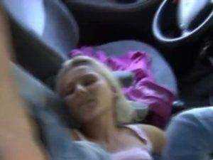 Obrázok Trtkanie českej slečny v aute – amatérske porno